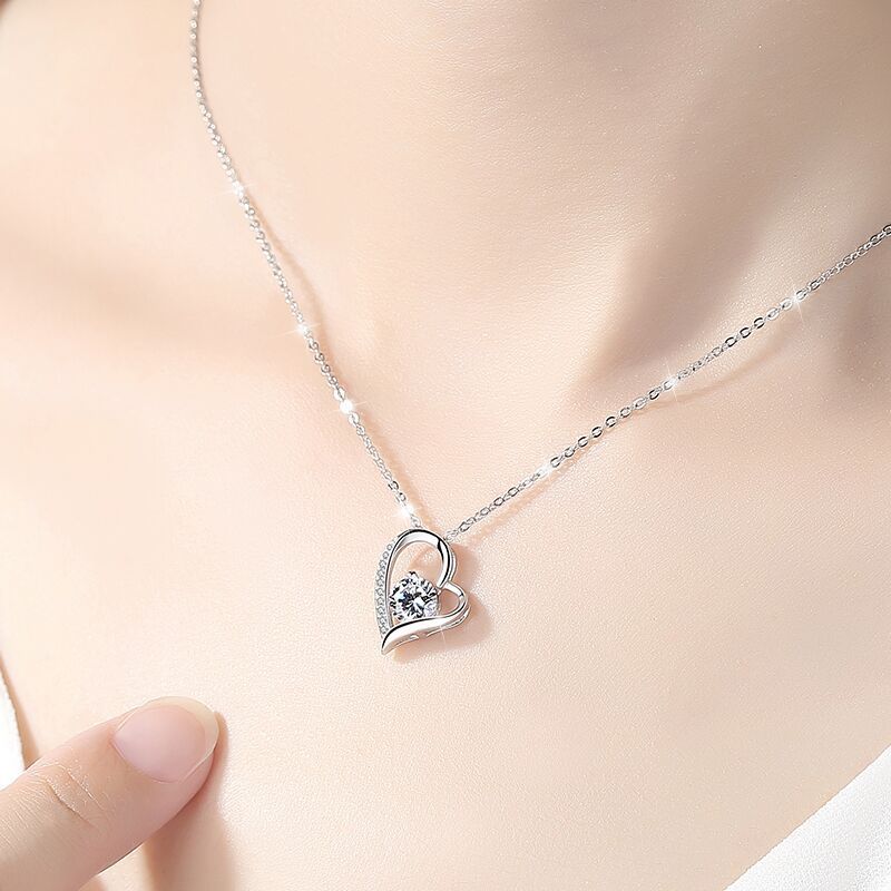 Charming S925 Silver-Plated Heart Shaped Pendant Necklace adorned with Glittering Diamond Crystals