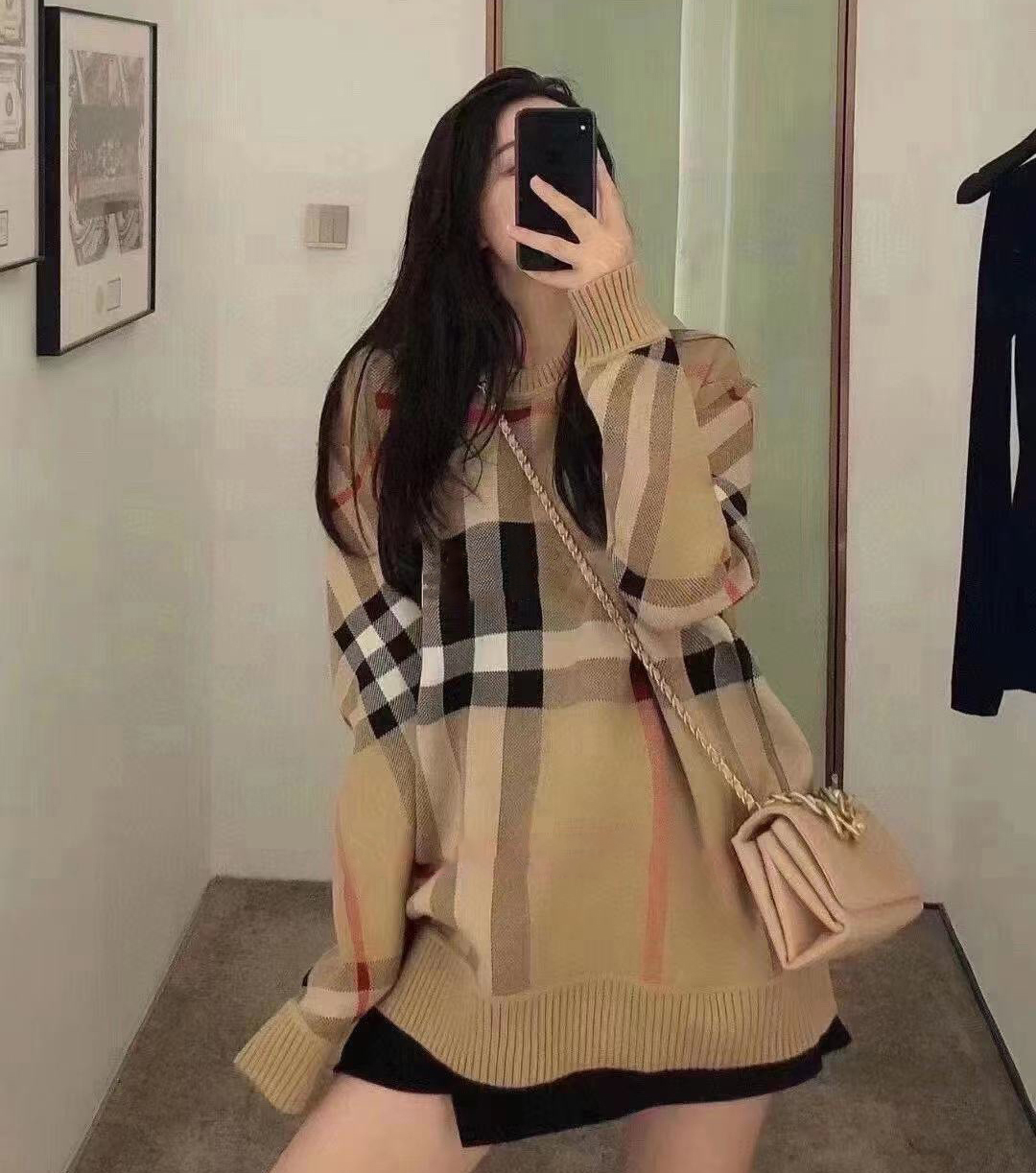 2023 autumn and winter women's knitted sweater round neck plaid street European style pullover
2023 autumn and winter women's knitted sweater round neck plaid street European style pullover