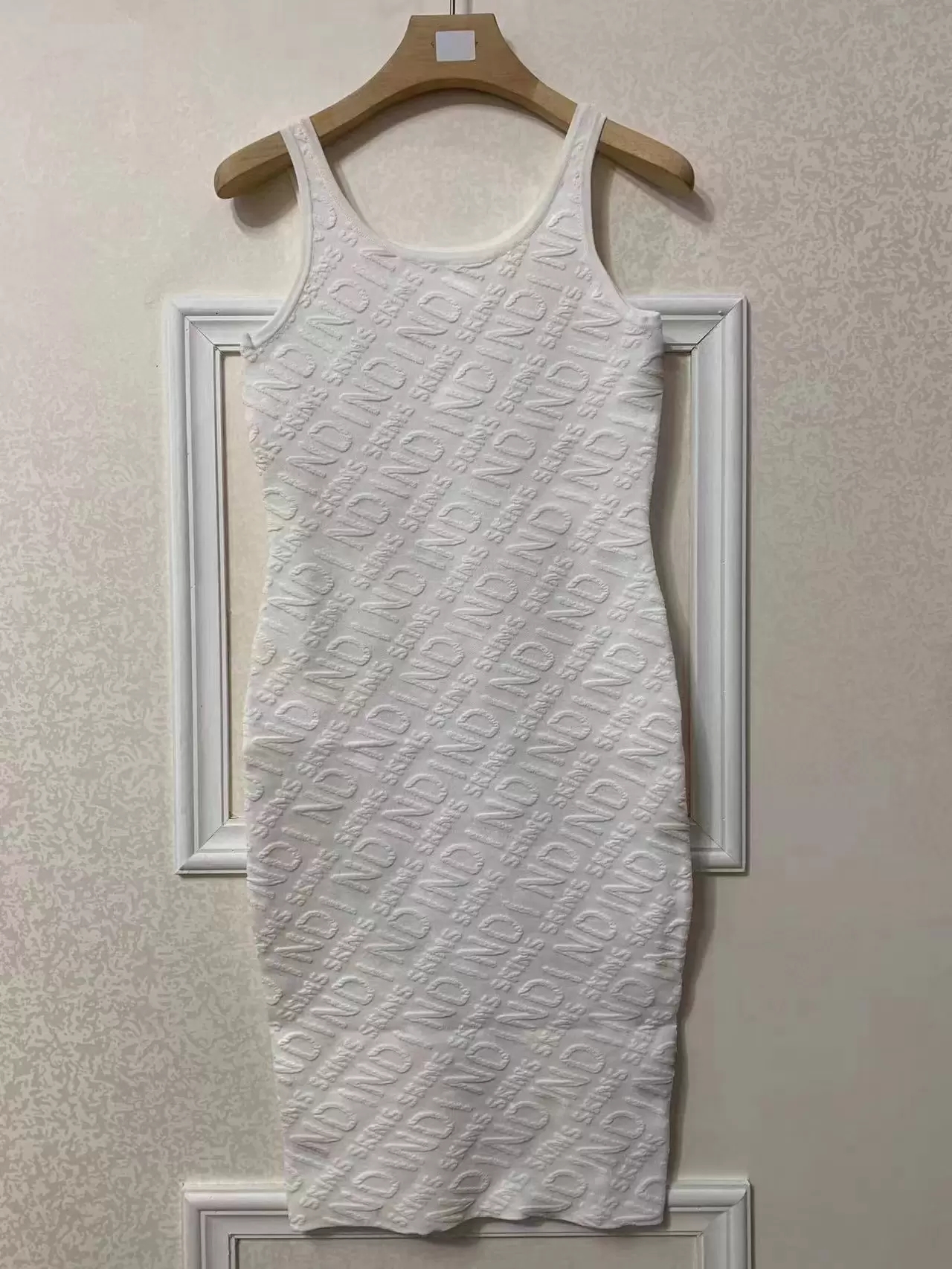 Luxury Women designer dresses 3D Relief Letter dress High Qualiy Fashion Knits Short sleeve stand collar Ladies Cardigan Jumper Clothing 8styles and, #8
Luxury Women designer dresses 3D Relief Letter dress High Qualiy Fashion Knits Short sleeve stand collar Ladies Cardigan Jumper Clothing 8styles and, #8