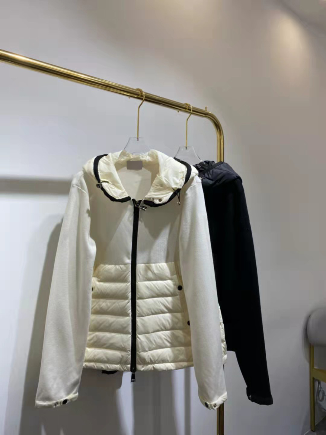 Designer Downs Jacket Embroiled Letter Badge Womens Down Windbreaker Thick Clothing Casual 2 color sizeS-L, Sold out
Designer Downs Jacket Embroiled Letter Badge Womens Down Windbreaker Thick Clothing Casual 2 color sizeS-L, Sold out
