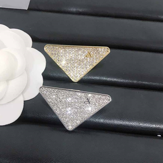 New Charm Fashion Designer Triangle P Letters Brooches Pins for Women Men Rhinestone Brooch Pin Jewelry for Party Wedding Gift Accessorie
New Charm Fashion Designer Triangle P Letters Brooches Pins for Women Men Rhinestone Brooch Pin Jewelry for Party Wedding Gift Accessorie