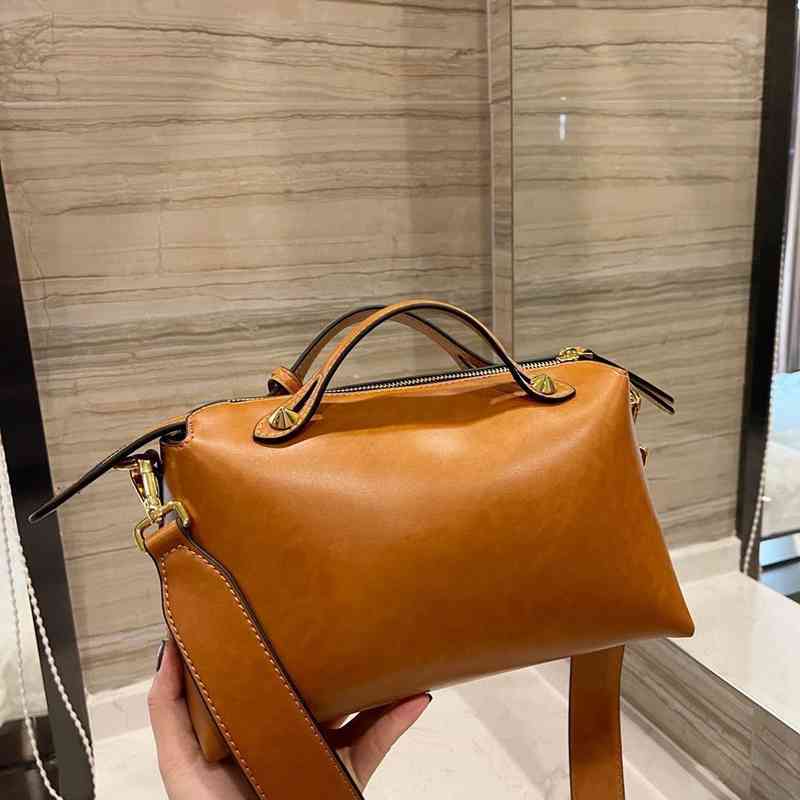 Designer Fendace Fends Bags Fend Crossbody bag French minority design wide shoulder strap broadband sing R1HY, 27x18
Designer Fendace Fends Bags Fend Crossbody bag French minority design wide shoulder strap broadband sing R1HY, 27x18