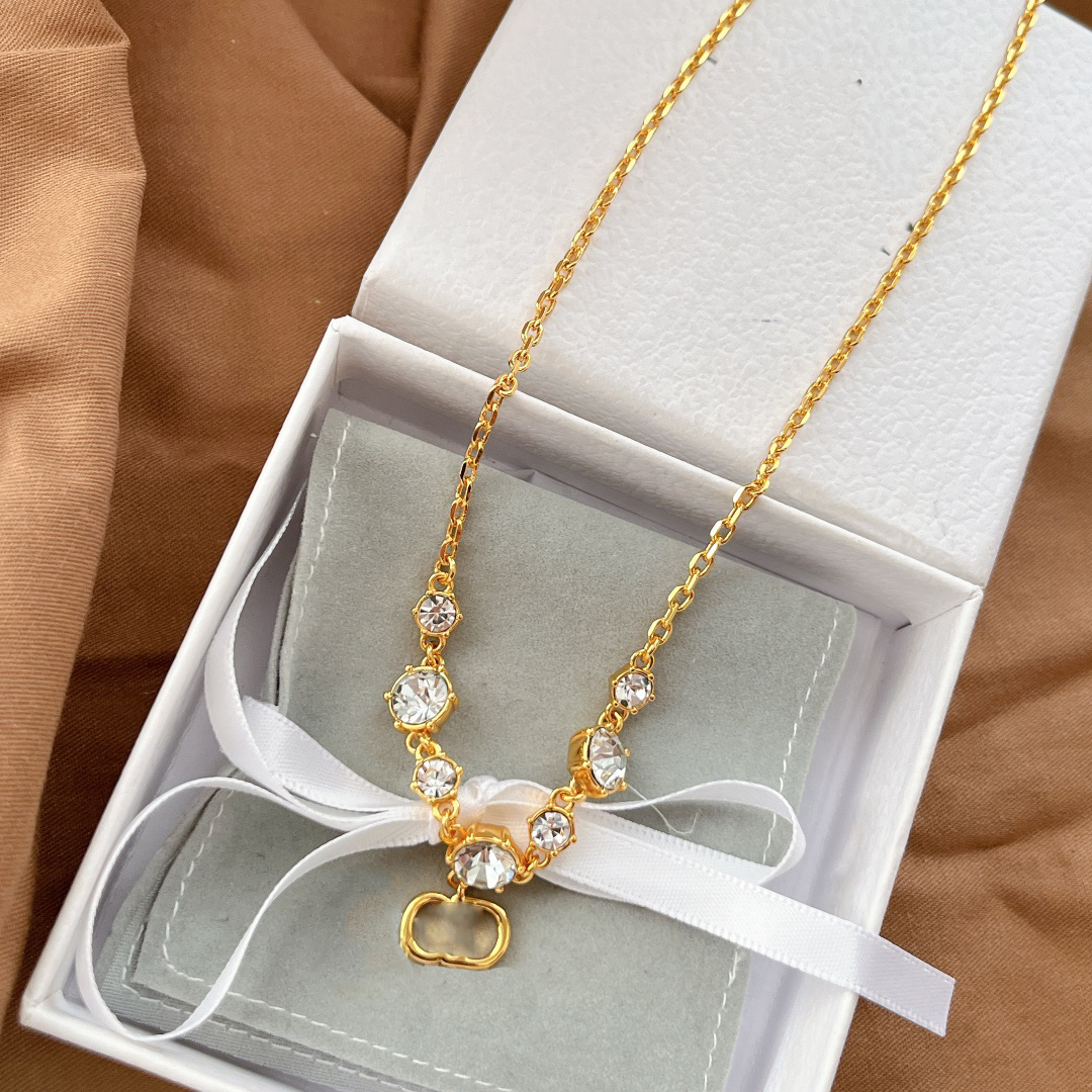 luxurys Designers necklace women and men charm jewelry light luxury Classic Love pendant necklaces simple clavicle chain for girlfriend gift nice
luxurys Designers necklace women and men charm jewelry light luxury Classic Love pendant necklaces simple clavicle chain for girlfriend gift nice