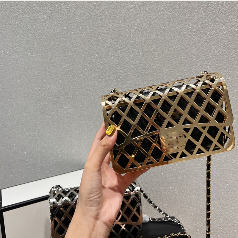 Designer Bag Womens Metal Rhombus Hollow Flip Letter CC Bag With Black Leather Wallet Lined Gold Tone Chain French Luxury Dinner Crossbody Shoulder Handbags 18CM
Designer Bag Womens Metal Rhombus Hollow Flip Letter CC Bag With Black Leather Wallet Lined Gold Tone Chain French Luxury Dinner Crossbody Shoulder Handbags 18CM