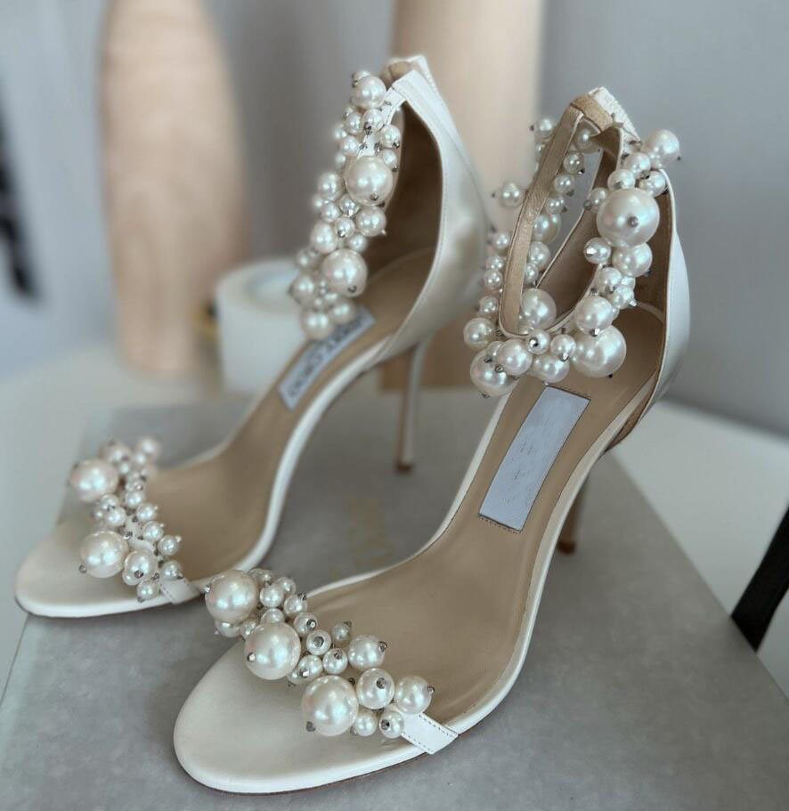 Luxury Brand Women Maisel Sandals Shoes Nude Black White Ankle Strap Pumps with Pearl Embellishment Lady Sexy High Heels Bridal Wedding EU35-43
Luxury Brand Women Maisel Sandals Shoes Nude Black White Ankle Strap Pumps with Pearl Embellishment Lady Sexy High Heels Bridal Wedding EU35-43