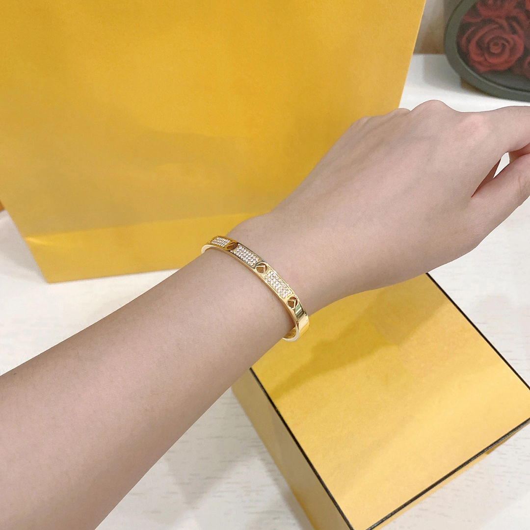 Luxurys designers Cuffs Bracelets designer bracelet luxury Jewelry Couple style For Women Wedding Accessories Fashion Trends good
Luxurys designers Cuffs Bracelets designer bracelet luxury Jewelry Couple style For Women Wedding Accessories Fashion Trends good
