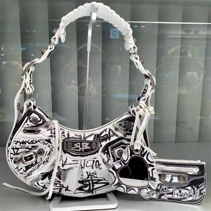 Designer Bag Balenciga Graffiti Locomotive Underarm Oblique Back Moon Sells 2022 Blogger Hot Show Original Logo, Black coating
Designer Bag Balenciga Graffiti Locomotive Underarm Oblique Back Moon Sells 2022 Blogger Hot Show Original Logo, Black coating