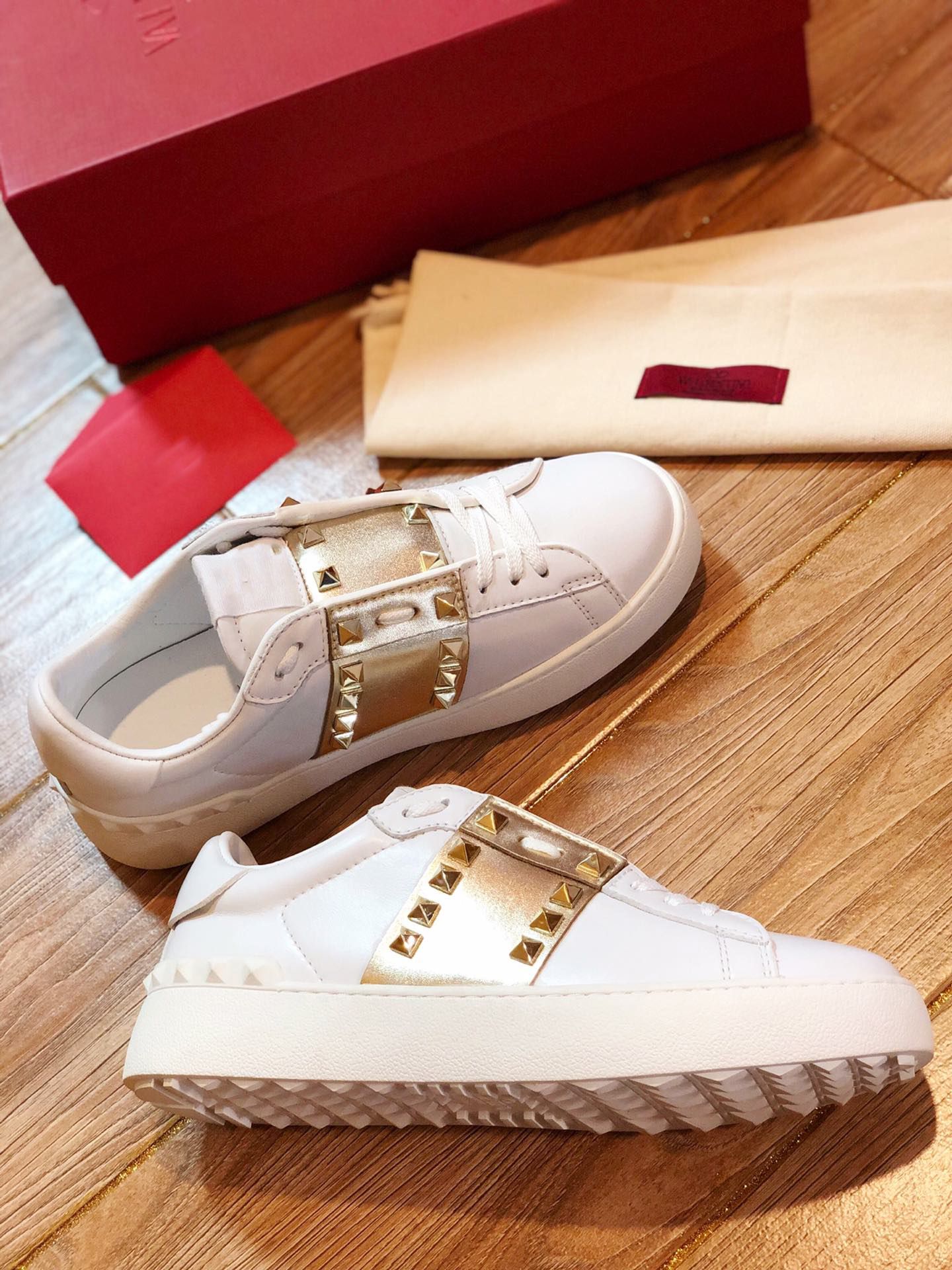 V designers casual shoes women men open untitled studs sneaker mens Be My Red Studs Black Heel silver white pink band Ruthenium metallic sneakers
V designers casual shoes women men open untitled studs sneaker mens Be My Red Studs Black Heel silver white pink band Ruthenium metallic sneakers