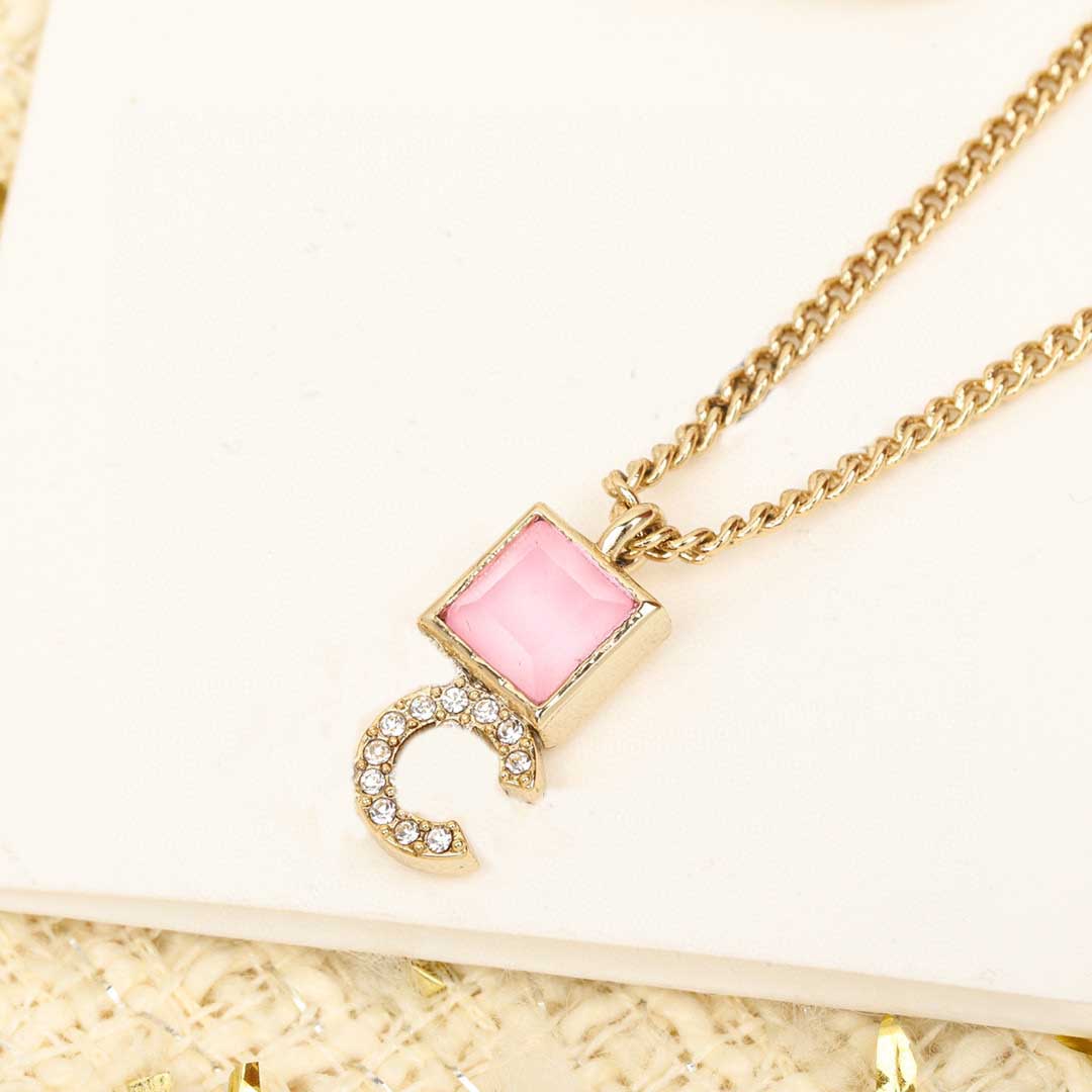 2022 Luxury quality Charm simple pendant necklace with pink crystal and sparkly diamond in 18k gold plated have box stamp PS7225A
2022 Luxury quality Charm simple pendant necklace with pink crystal and sparkly diamond in 18k gold plated have box stamp PS7225A