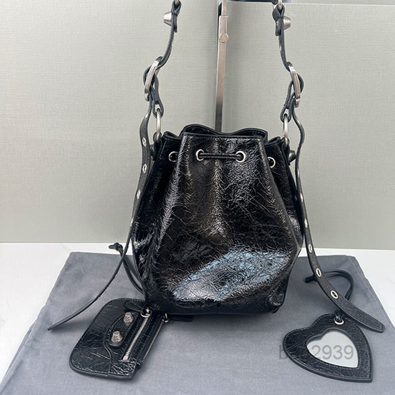 Evening Bags Bucket Motorcycle Bag Le Cagole Handbags Purse Drawstring Tote Bags Genuine Leather Detachable Zip Inner Pocket Women Crossbod
Evening Bags Bucket Motorcycle Bag Le Cagole Handbags Purse Drawstring Tote Bags Genuine Leather Detachable Zip Inner Pocket Women Crossbod