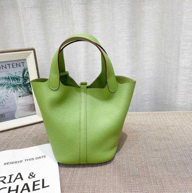 Designer Tote Bag Bucket Bags with lock Handbag gold palladium hardware TOP Quality Leather open simple bag Women Calfskin picotin cm cm
Designer Tote Bag Bucket Bags with lock Handbag gold palladium hardware TOP Quality Leather open simple bag Women Calfskin picotin cm cm