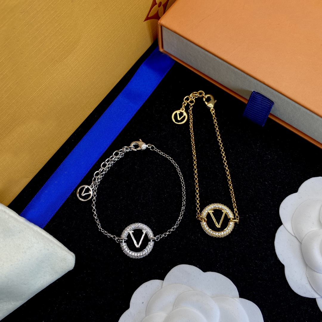 Leisure Diamond Letter Bracelets Women Rhinestone Chain Bracelets Party Show Date Shiny Bangle With Box
Leisure Diamond Letter Bracelets Women Rhinestone Chain Bracelets Party Show Date Shiny Bangle With Box