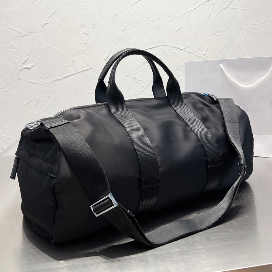Re-Nylon saffiano leather duffle bag Symbole embroidered jacquard fabric bags Enameled metal triangle logo Removable keychain Nylon logo lining should o24d#
Re-Nylon saffiano leather duffle bag Symbole embroidered jacquard fabric bags Enameled metal triangle logo Removable keychain Nylon logo lining should o24d#