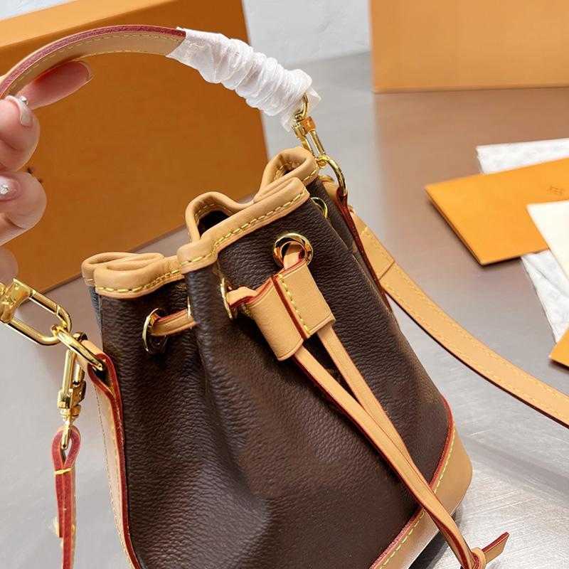 Genuine leather Sturdy Stylish Bucket Bag Drawstring Closure Women Messenger Bags Handbags Tottenham late Axillary bag
Genuine leather Sturdy Stylish Bucket Bag Drawstring Closure Women Messenger Bags Handbags Tottenham late Axillary bag