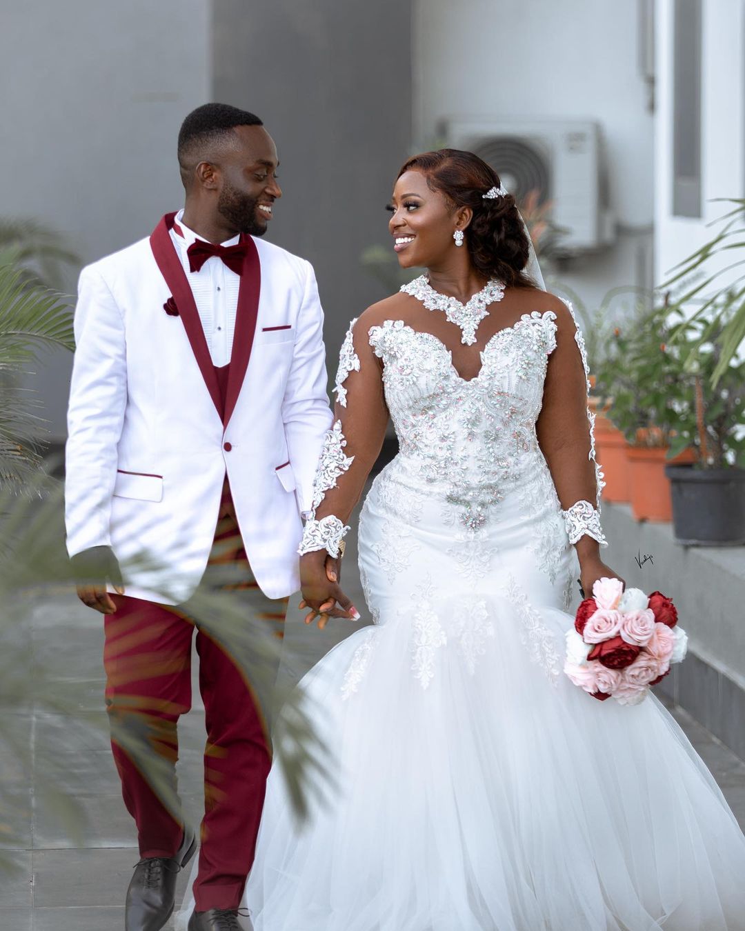 2024 Arabic Aso Ebi Lace Mermaid Wedding Dresses Crystals Sheer Neck Vintage Sexy Bridal Gowns Dress ZJ607