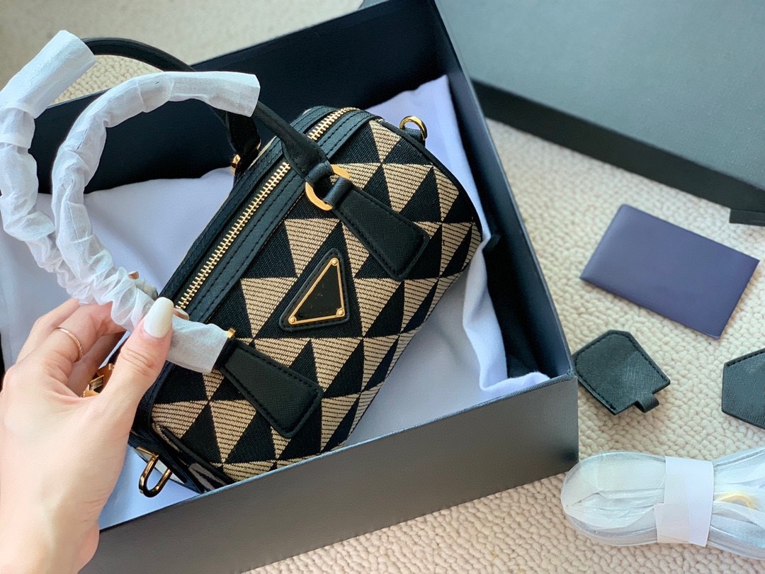 FAMOUS designer Luxury GST Bags Top Caviar Calfskin Classical Quilted Plaid Metal Chain Shoulder, Box
FAMOUS designer Luxury GST Bags Top Caviar Calfskin Classical Quilted Plaid Metal Chain Shoulder, Box