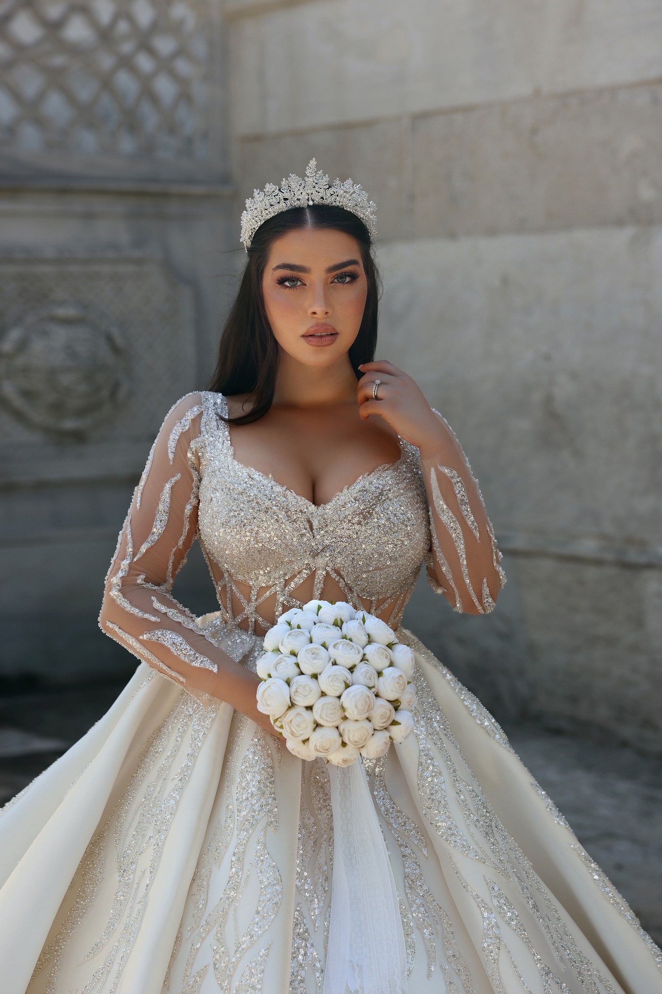 Modest Ball Gown 2023 Wedding Dresses Long Sleeve Bridal Gowns Scoop Neck Saudi Arabia Beading Sequined Robes De Mariee