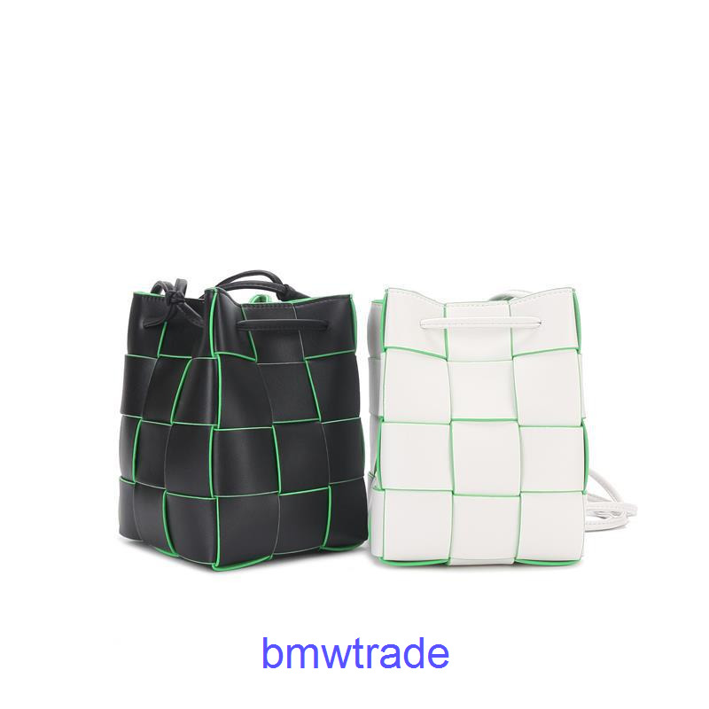 Designer Venetas Handbags Bottegas Mini Cassette Bucket Bags with the Casette Braided Bu Et Cabbage Basket Cross 2023 Autumn New Leathe, No bag
Designer Venetas Handbags Bottegas Mini Cassette Bucket Bags with the Casette Braided Bu Et Cabbage Basket Cross 2023 Autumn New Leathe, No bag