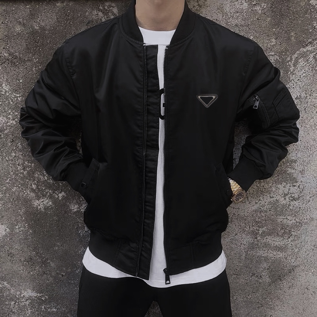 2022 men s hoodies classic casual jacket Cuff lens design Metal Early autumn double-layer woven nylon material letter zipper spring autumn coat, Black
2022 men s hoodies classic casual jacket Cuff lens design Metal Early autumn double-layer woven nylon material letter zipper spring autumn coat, Black