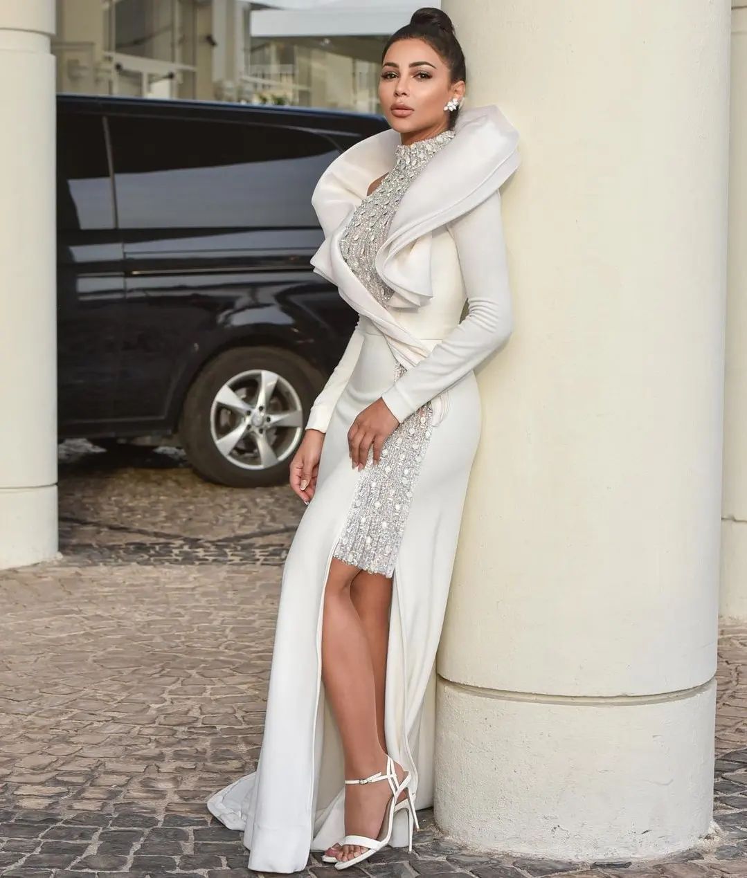 Long Sleeves Designer Evening Dresses Crystals Beaded Satin High Neck Sweep Train Side Split Ruffles Prom Gown Formal Wear Custom Made Vestidos 0220