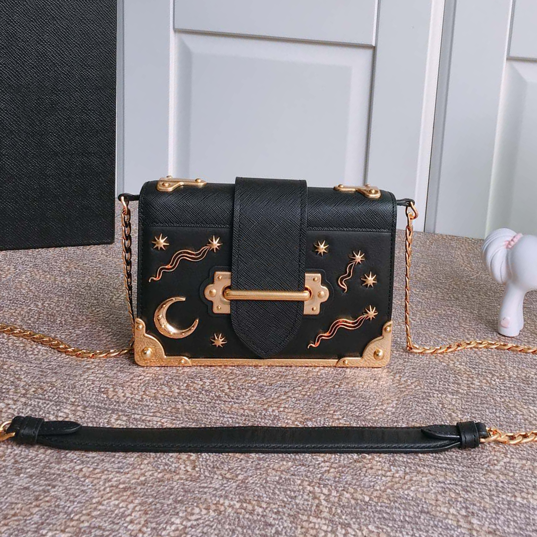 Cahier Leather Bag Metal Hardware Designer Women Chain Flap Closure with Strap and Metal Loop Crossbody Luxury Crocodile Pattern Shoulder
Cahier Leather Bag Metal Hardware Designer Women Chain Flap Closure with Strap and Metal Loop Crossbody Luxury Crocodile Pattern Shoulder