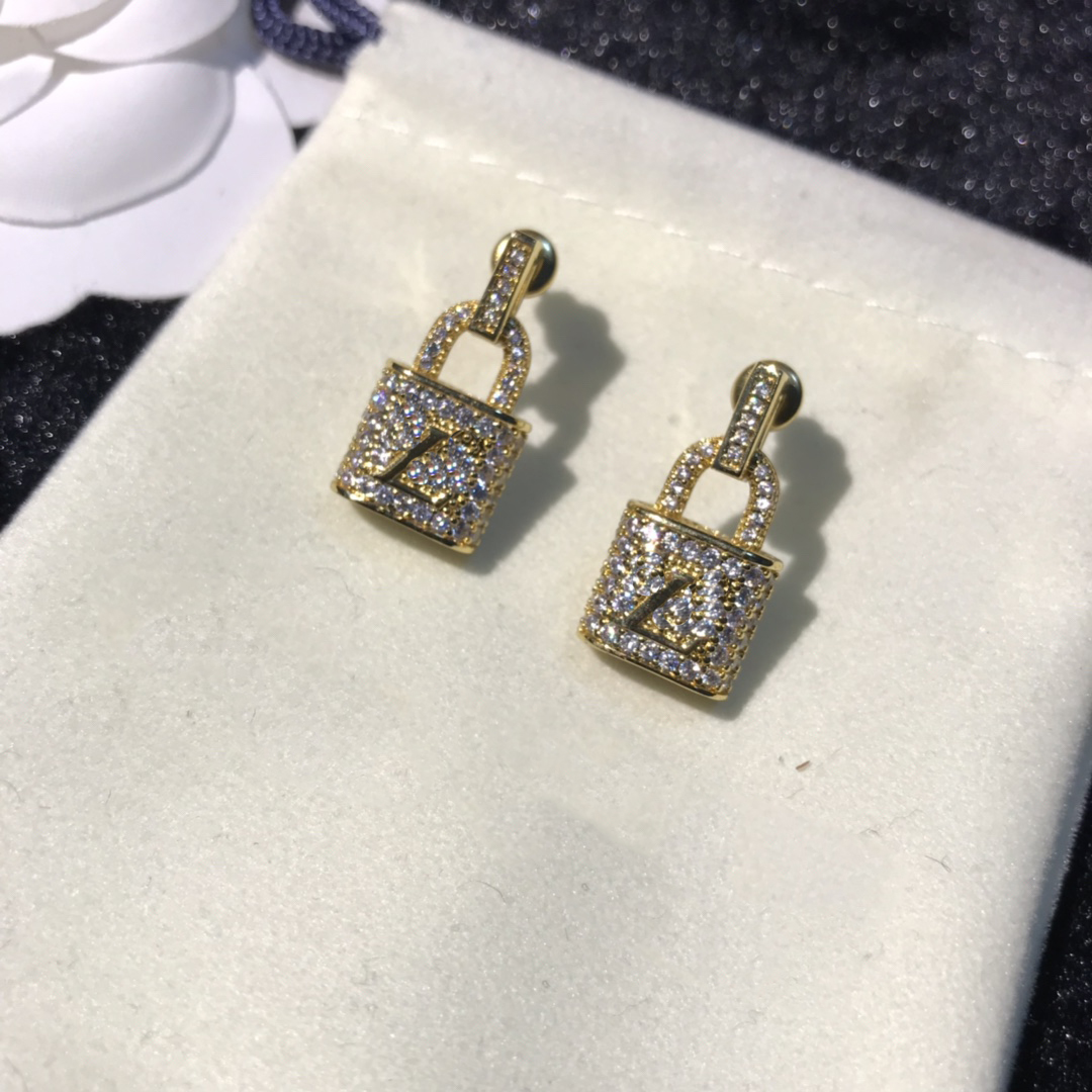 Luxurys designers earrings luxury Jewelry Stud Couple style For Women Wedding Accessories Beautiful Trend
Luxurys designers earrings luxury Jewelry Stud Couple style For Women Wedding Accessories Beautiful Trend