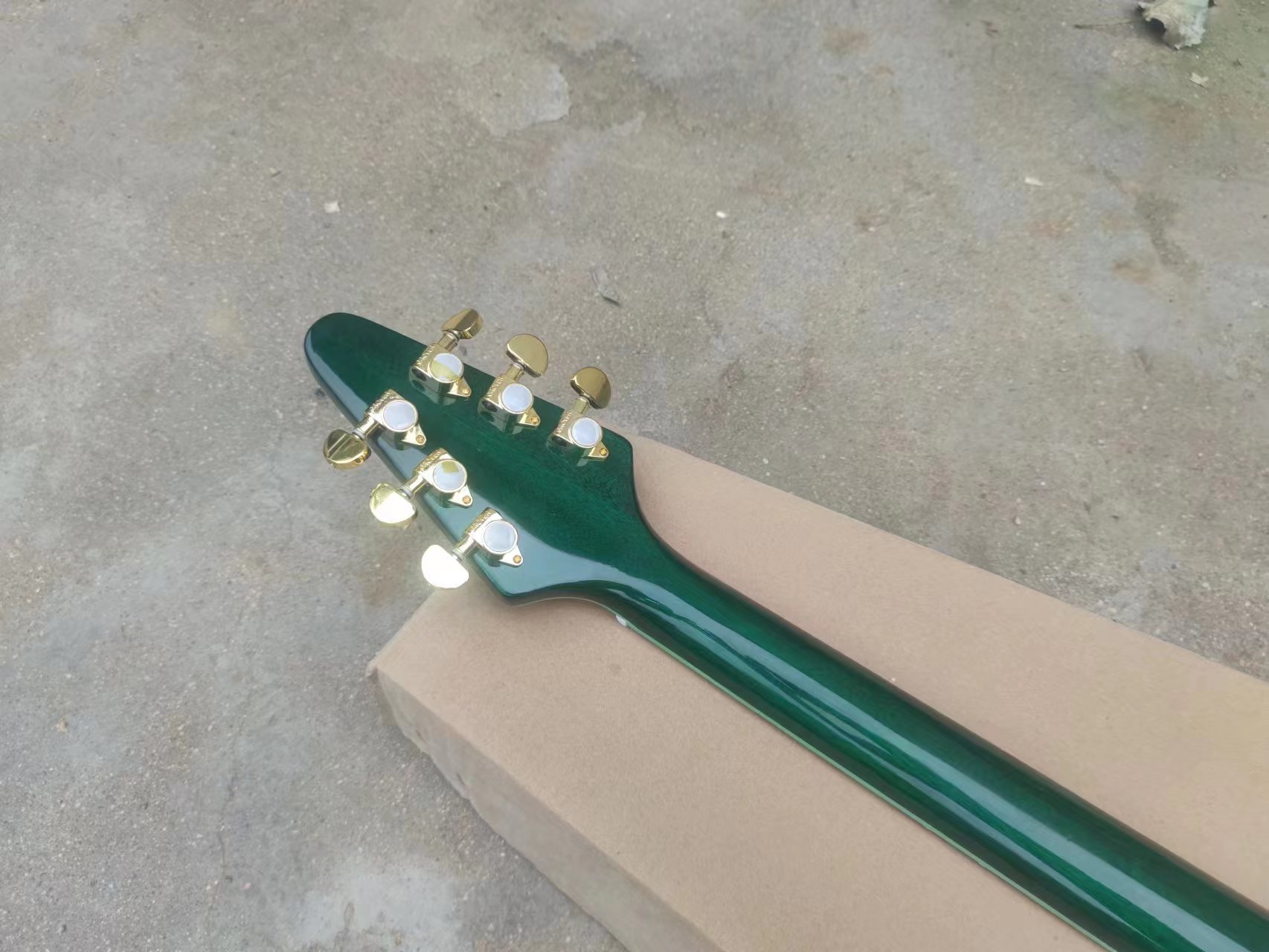Flyyoung V-type flyingv electric guitar 22 black circle GREEN powder VB manufacturer direct sales support customization
Flyyoung V-type flyingv electric guitar 22 black circle GREEN powder VB manufacturer direct sales support customization