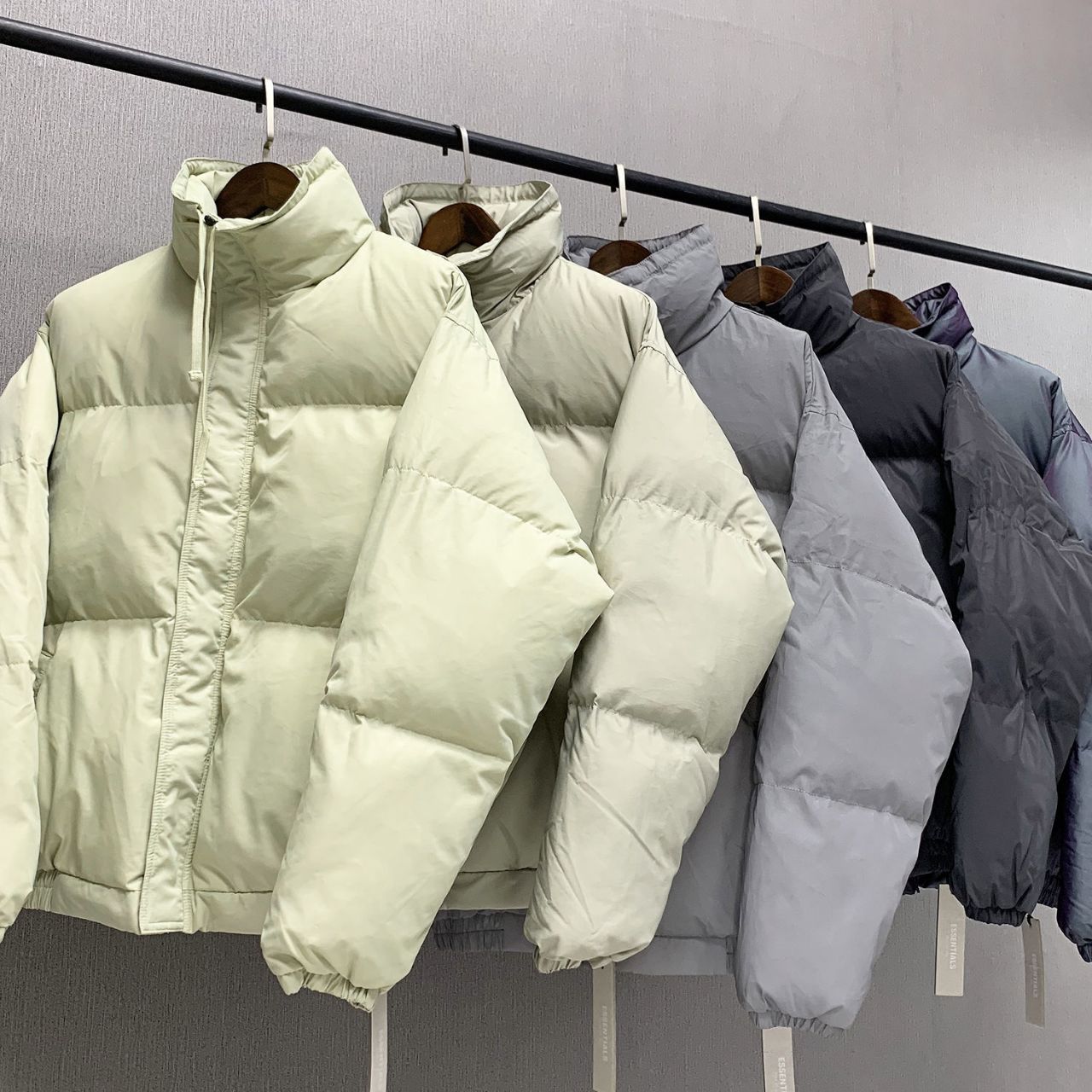 22ss Designer Down Ess Jacket Classic Clothes Winter Lightweight Essentials Warm Couple Casual Coat Fear Reflective Laser Men God Wear Jackets Size S/M/L/XL, I need see other product
22ss Designer Down Ess Jacket Classic Clothes Winter Lightweight Essentials Warm Couple Casual Coat Fear Reflective Laser Men God Wear Jackets Size S/M/L/XL, I need see other product