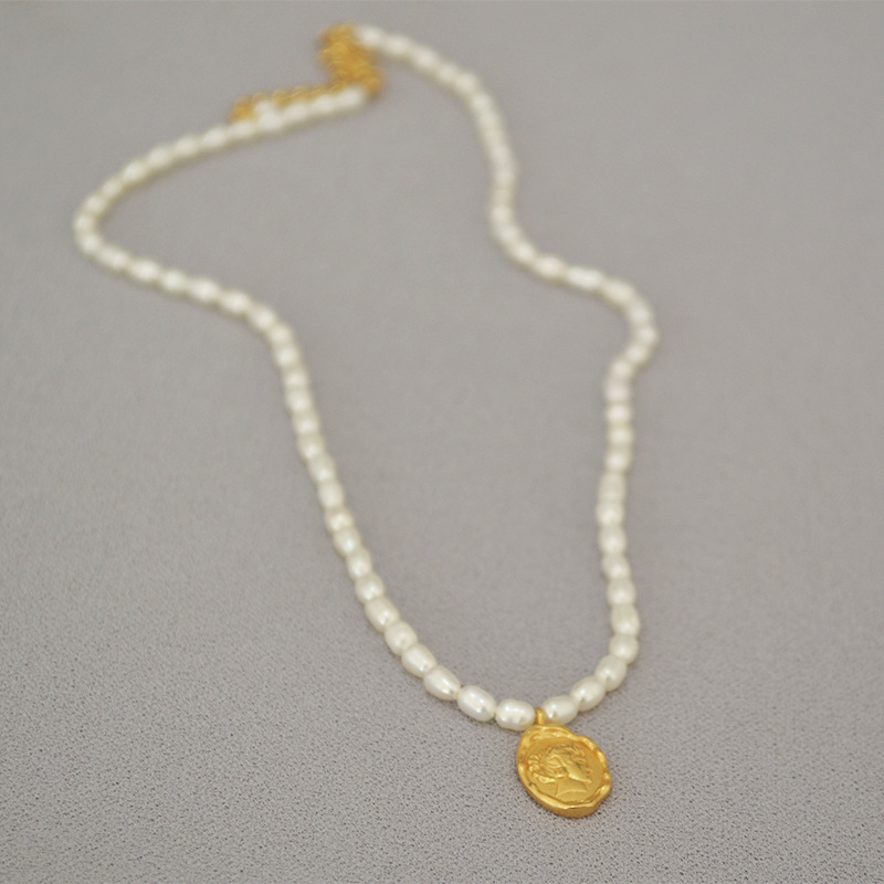 Classic Retro Fresh Water Pearl Queen Head Pendant Necklace for Women