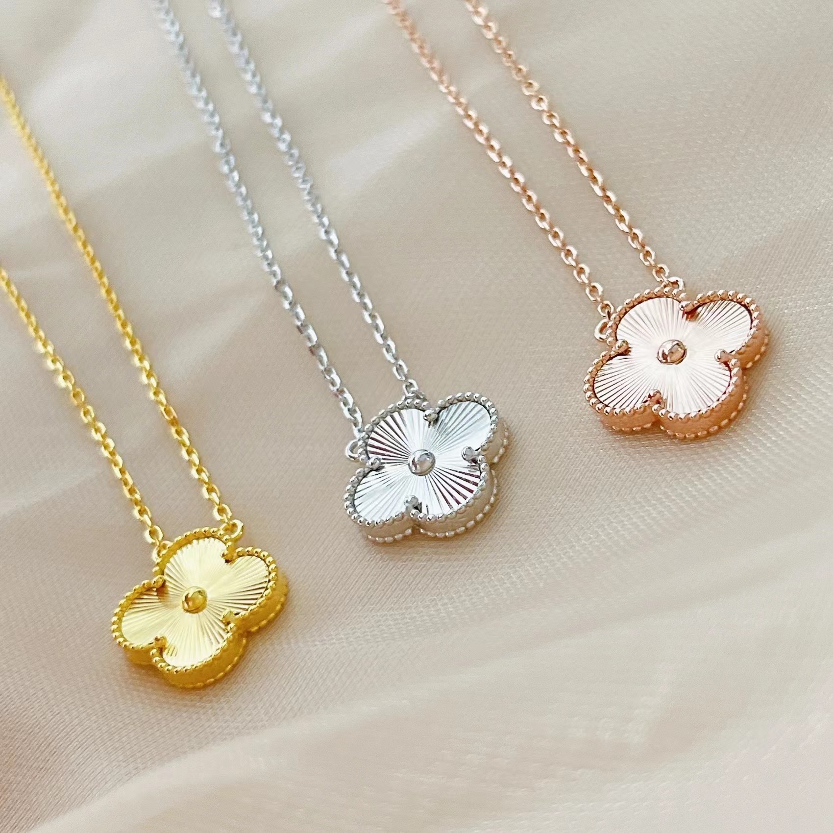 S925 sterling silver classic clover designer pendant necklace for women luxury brand 4 leaf laser short choker necklaces wedding jewelry gift
S925 sterling silver classic clover designer pendant necklace for women luxury brand 4 leaf laser short choker necklaces wedding jewelry gift