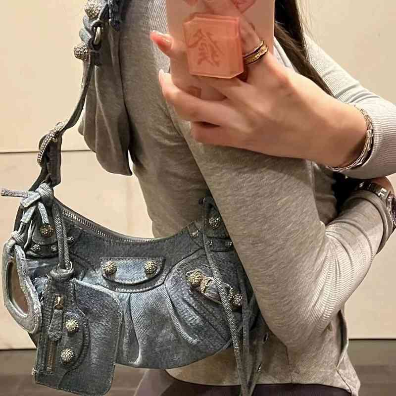 Bag Designer Fashion Balenicagas Ins Network Red Same Heavy Industry Denim with Diamond Flash and Willow Nail Half Moon Motorcycle Bag better Girl 2022 Women's, Sky blue
Bag Designer Fashion Balenicagas Ins Network Red Same Heavy Industry Denim with Diamond Flash and Willow Nail Half Moon Motorcycle Bag better Girl 2022 Women's, Sky blue