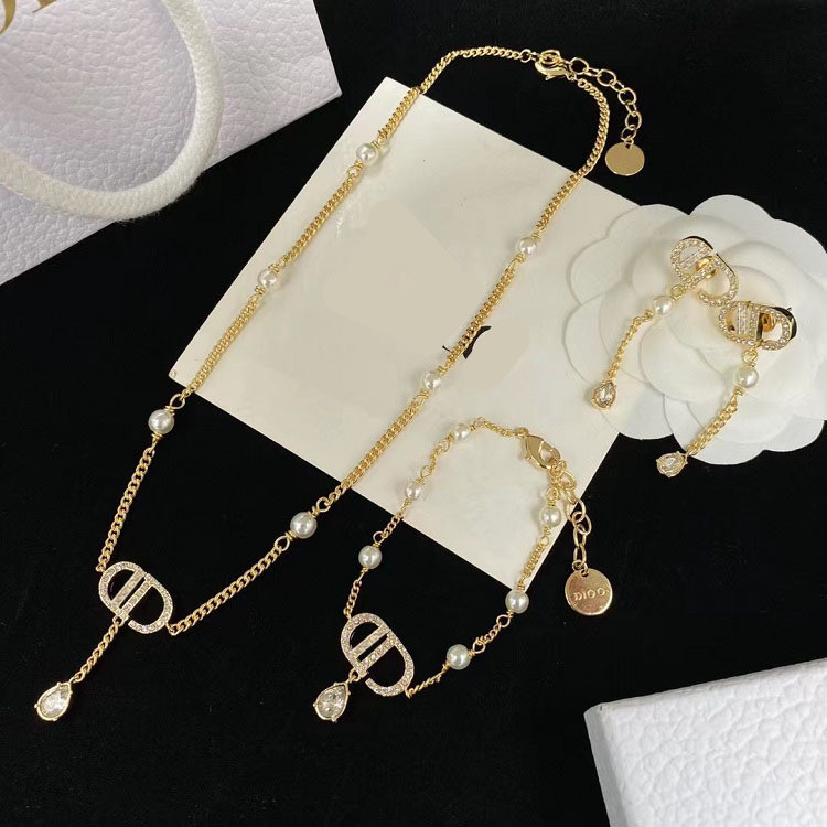 CD Diamond Wedding Bracelet Pearl Necklace Stud Earrings Fashion Clavicle Chain Jewelry
CD Diamond Wedding Bracelet Pearl Necklace Stud Earrings Fashion Clavicle Chain Jewelry