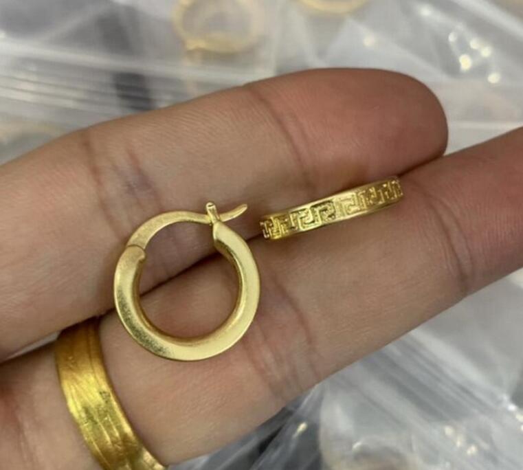 Simple Designer jewelry Hoop Huggie Circle Earrings women's Ear Studs Banshee Medusa Head Portrait Pattern Earring New Designed VE014
Simple Designer jewelry Hoop Huggie Circle Earrings women's Ear Studs Banshee Medusa Head Portrait Pattern Earring New Designed VE014