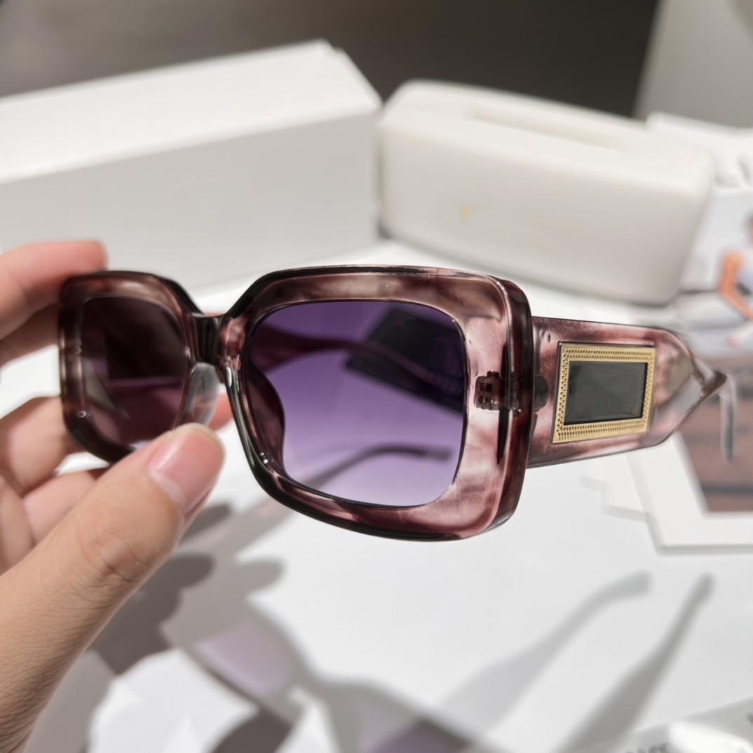 Vintage Famous Luxury women Brand 8811 Designer Oversized Square Sunglasses Women Fashion Sexy Big Frame Sun Glasses For Female UV400
Vintage Famous Luxury women Brand 8811 Designer Oversized Square Sunglasses Women Fashion Sexy Big Frame Sun Glasses For Female UV400