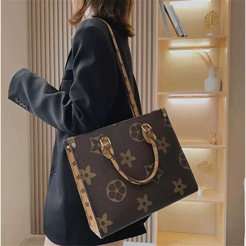 High Quality Luxury Designer ONTHEGO MM GM Bag Handbag Ladies Chain Shoulder Patent Leather Diamond Evening Bag Wallet, Pink
High Quality Luxury Designer ONTHEGO MM GM Bag Handbag Ladies Chain Shoulder Patent Leather Diamond Evening Bag Wallet, Pink