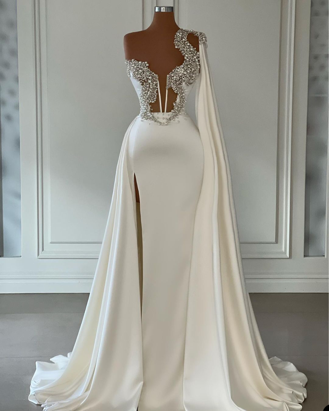 White Satin Evening Dresses Sleeveless V Neck One Shoulder Cape Appliques Sequins Pearls Floor Length Beaded Side Slit Celebrity Plus Size Party Gowns