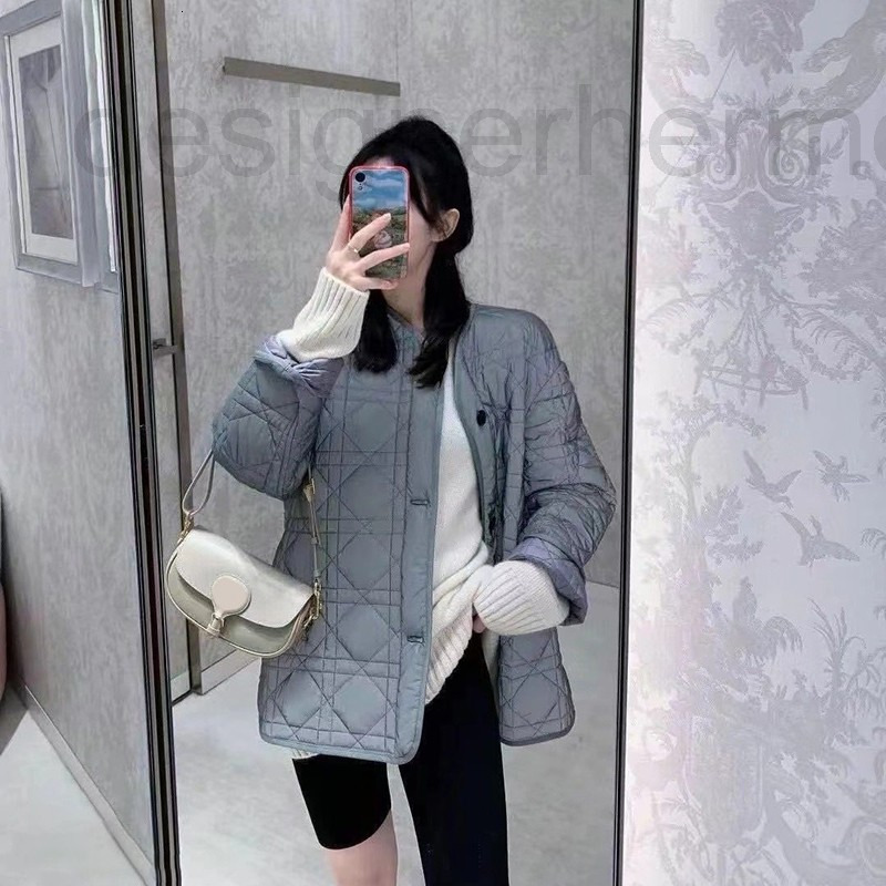Women's Down & Parkas designer Reflective coating Lingge Yan sewn cotton jacket 22 autumn and winter new silver gray v-neck embroidery loose L8S6
Women's Down & Parkas designer Reflective coating Lingge Yan sewn cotton jacket 22 autumn and winter new silver gray v-neck embroidery loose L8S6