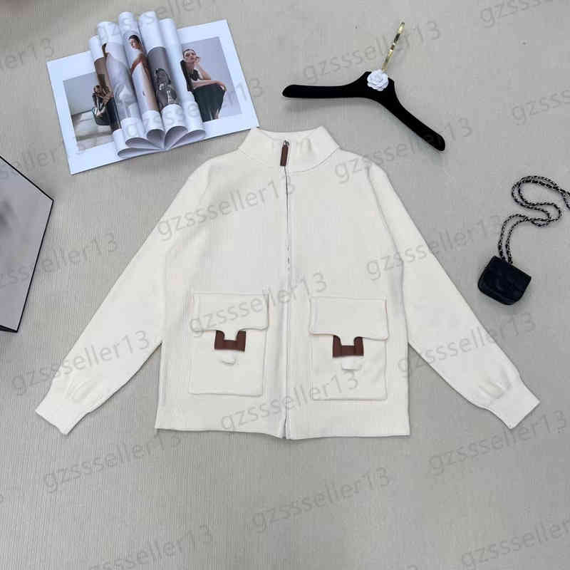 Womens Sweater Designer Cardigan Zip Tops Knited Jackets Classic Leather Lettering Logo Stand Collar Long Sleeves Women Sweaters 2 Colors
Womens Sweater Designer Cardigan Zip Tops Knited Jackets Classic Leather Lettering Logo Stand Collar Long Sleeves Women Sweaters 2 Colors