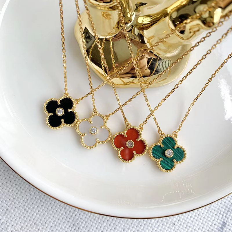 Four Leaf Clover Designer Pendant Necklace Jewelry 18K Gold Mother of Pearl Green Flower Crystal Diamond Classic Necklaces with Brand Name
Four Leaf Clover Designer Pendant Necklace Jewelry 18K Gold Mother of Pearl Green Flower Crystal Diamond Classic Necklaces with Brand Name