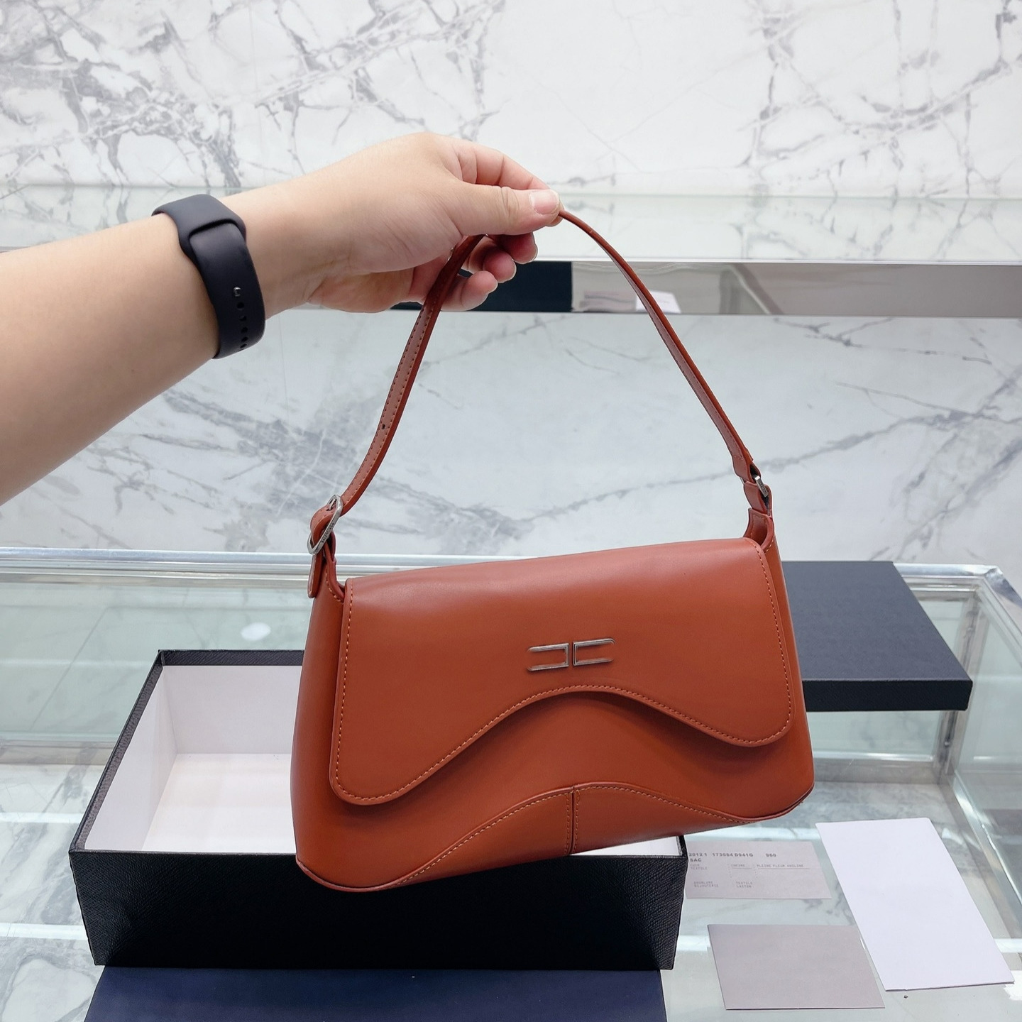 5A Shoulder Bags Luxury Designer Trendy Underarm Handbags 4 Colors Plain Leather Metal Logo, Black
5A Shoulder Bags Luxury Designer Trendy Underarm Handbags 4 Colors Plain Leather Metal Logo, Black