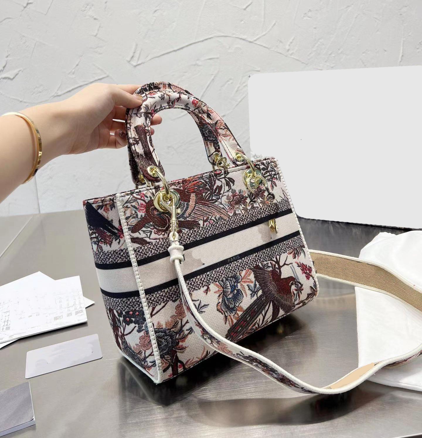 Designer Diana Bags Embroidery Texture Fashion Handbags Women's bag Trend One Shoulder Bag Popular Tote, Customize
Designer Diana Bags Embroidery Texture Fashion Handbags Women's bag Trend One Shoulder Bag Popular Tote, Customize