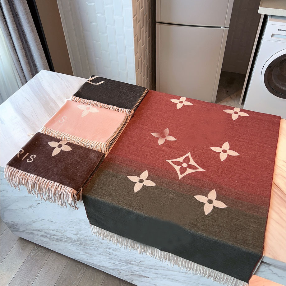 23ss 4Colors Luxury Fashion Wool Scarf Winter Spring Cashmere Fashion Men Women Designer Classic Letter Pattern Shawl Scarves
23ss 4Colors Luxury Fashion Wool Scarf Winter Spring Cashmere Fashion Men Women Designer Classic Letter Pattern Shawl Scarves