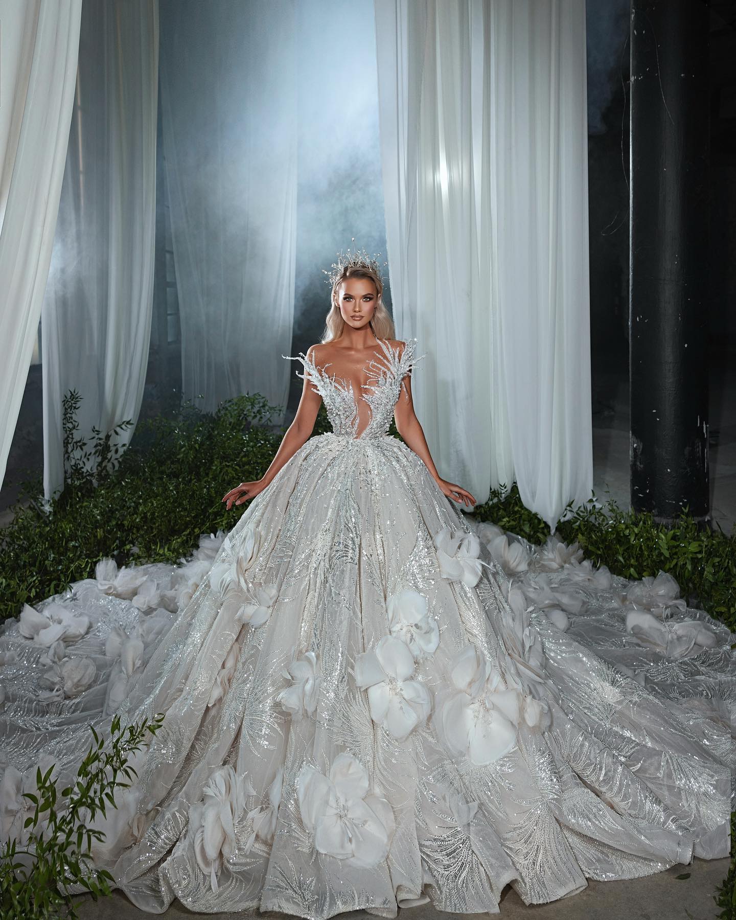 Arabic Ball Gown Wedding Dress Big Flower Beading Crystal Shiny Sequined Robe De Mariee Country Plus Size Bridal Gowns