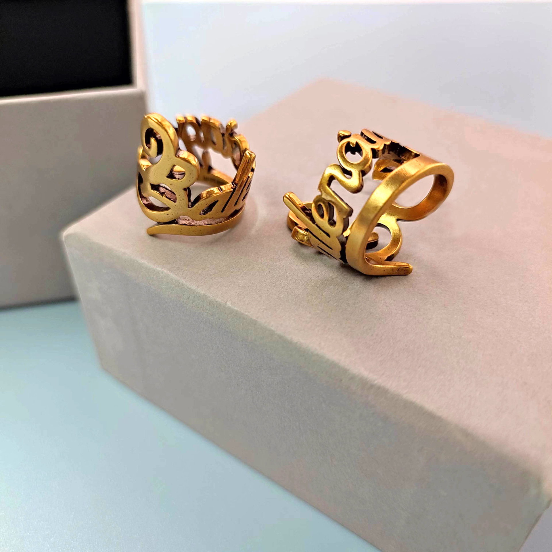 luxurious jewelry B letters diamonds ladies Wedding ring vintage Copper 18K gold plated non-fading Celebrity woman rings high quality new designed
luxurious jewelry B letters diamonds ladies Wedding ring vintage Copper 18K gold plated non-fading Celebrity woman rings high quality new designed