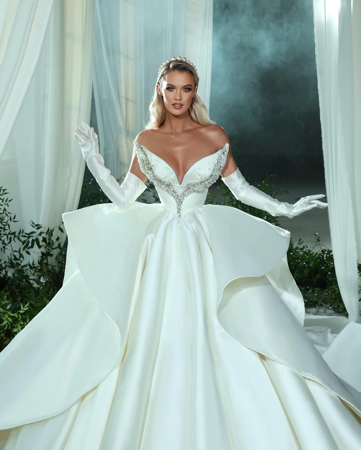 Arabic Ball Gown Wedding Dress Sweetheart Beading Crystal Shiny Satin Robe De Mariee Country Plus Size Bridal Gowns