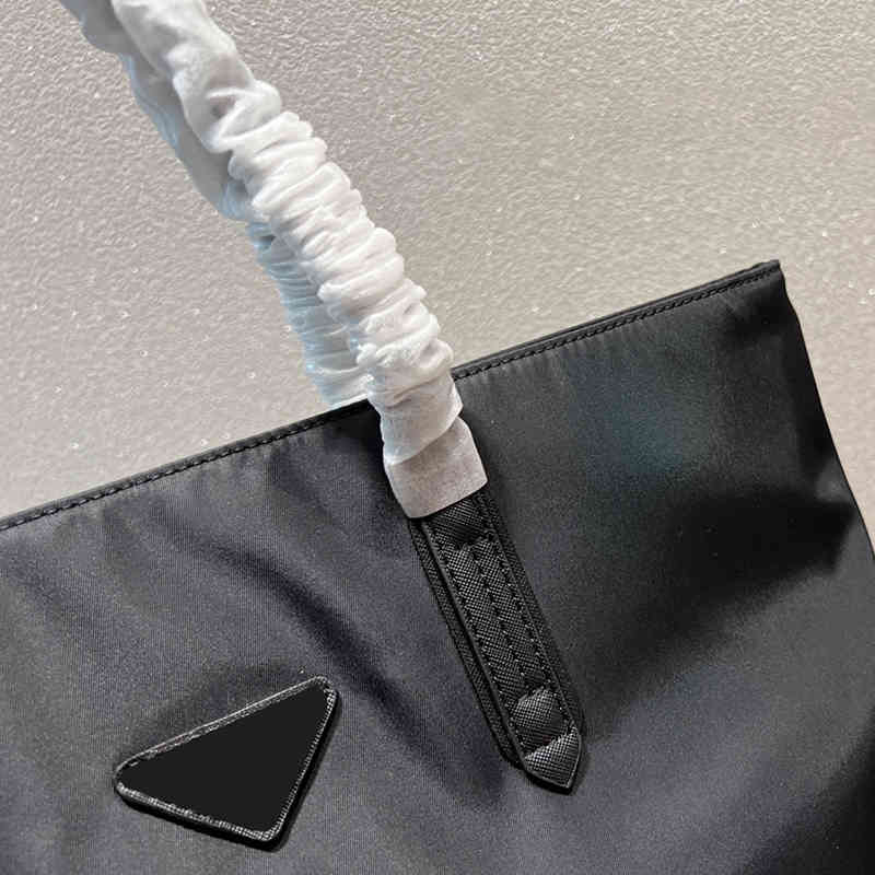 Totes Designer Tote Bag Women Nylon Handbags Elegant Simple Black Lager Work Bag Ladies Holiday Travel Shoulder Bags Wallet 220921, Pbag black
Totes Designer Tote Bag Women Nylon Handbags Elegant Simple Black Lager Work Bag Ladies Holiday Travel Shoulder Bags Wallet 220921, Pbag black