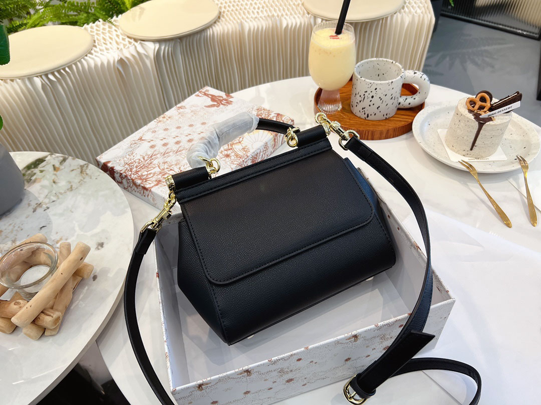 Luxury Designer bag Shoulder Handbags B Quality High Fashion women wallets Clutch Totes CrossBody cowhide mini square bags Ladies purse 5A, No bags
Luxury Designer bag Shoulder Handbags B Quality High Fashion women wallets Clutch Totes CrossBody cowhide mini square bags Ladies purse 5A, No bags