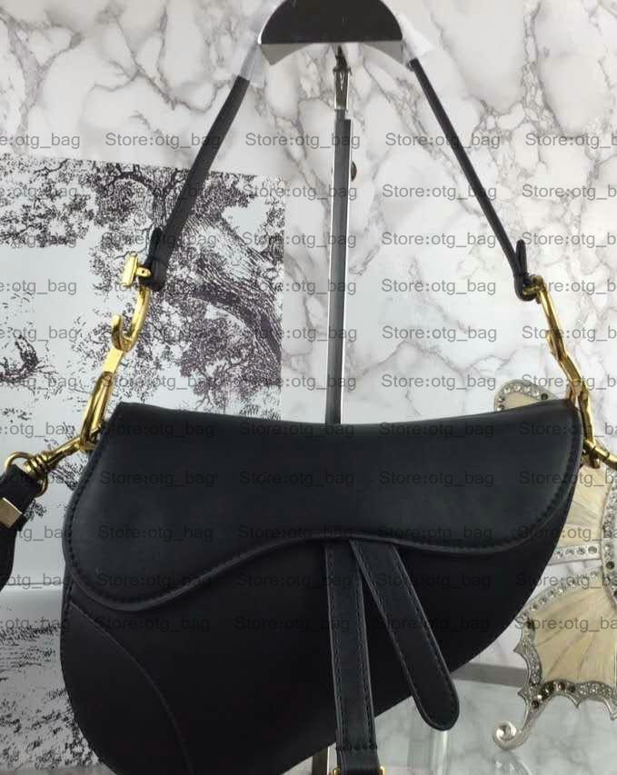 OBLIQUE Saddles Bag Good Lucky Crocodile Leopard Womens Designer Crossbody Epsom Metal Pendant Handbags Canvas Strap Smooth Shoulder Bags Luxurys Cross Body, Customize
OBLIQUE Saddles Bag Good Lucky Crocodile Leopard Womens Designer Crossbody Epsom Metal Pendant Handbags Canvas Strap Smooth Shoulder Bags Luxurys Cross Body, Customize