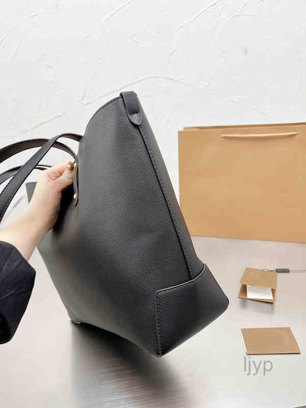 Evening Bags Shopping Bags Ladies Largecapacity Handbags 5A Quality Leather Fashion Classic Retro Tote Crossbody Female Purse, Black
Evening Bags Shopping Bags Ladies Largecapacity Handbags 5A Quality Leather Fashion Classic Retro Tote Crossbody Female Purse, Black