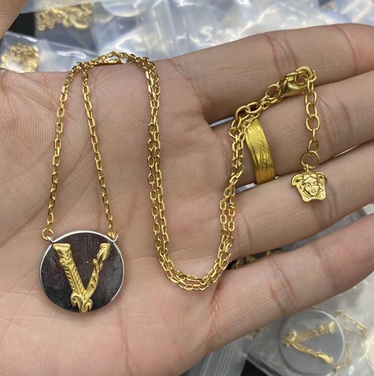 Fashion new designed Cuba thick chain choker necklace Banshee Medusa head portrait 18K gold plated women's ladies necklaces Designer Jewelry VN-816
Fashion new designed Cuba thick chain choker necklace Banshee Medusa head portrait 18K gold plated women's ladies necklaces Designer Jewelry VN-816